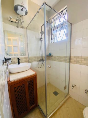 Jacomo Residences shower